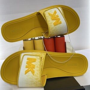 Michael Kors Slide Logo Sandals Palmer Ombré Signature
Daisy Yellow
NWT